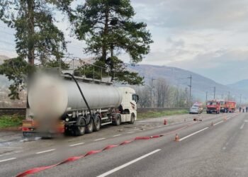 Scurgere de acid sulfuric dintr-o cisternă la Comarnic. Trafic blocat pe DN1 și evacuări în zonă