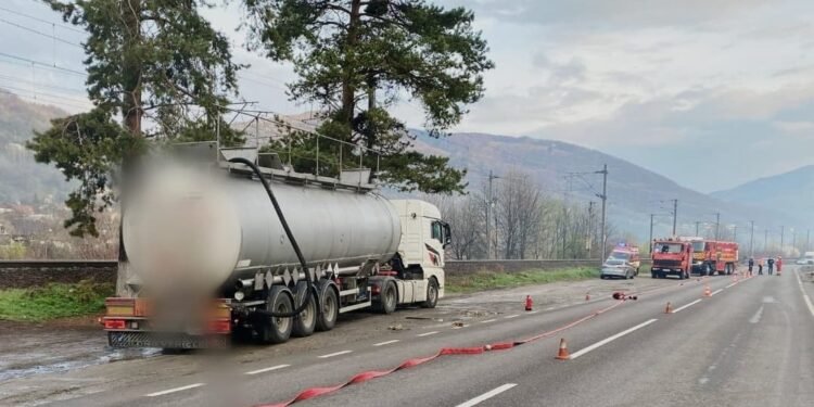 Scurgere de acid sulfuric dintr-o cisternă la Comarnic. Trafic blocat pe DN1 și evacuări în zonă