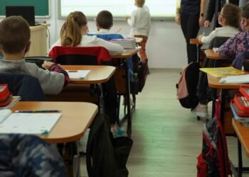 Educația din România este gratuită dar, în realitate, tot mai scumpă