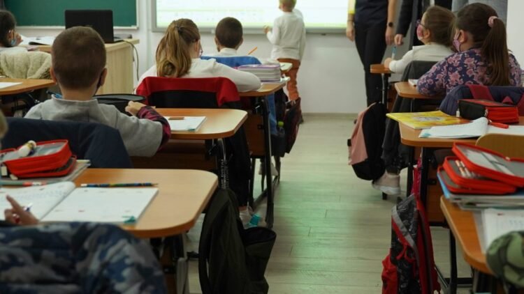Educația din România este gratuită dar, în realitate, tot mai scumpă
