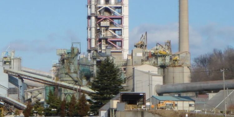 Cimentul din Ucraina a inundat țările vecine și le amenință industriile