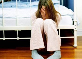 Patru ani de chin: Minoră de 13 ani violată de tatăl vitreg, mama i-a fost complice.