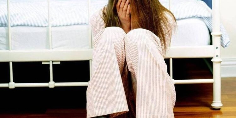 Patru ani de chin: Minoră de 13 ani violată de tatăl vitreg, mama i-a fost complice.