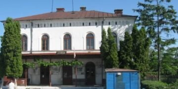 O fundație se luptă pentru salvarea unei gări vechi, din nordul țării, pe care CFR vrea să o demoleze