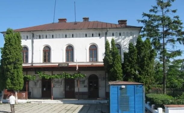 O fundație se luptă pentru salvarea unei gări vechi, din nordul țării, pe care CFR vrea să o demoleze