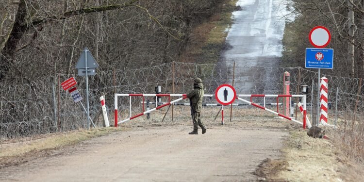 Polonia este acuzată de brutalități asupra migranților la granița cu Belarus