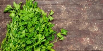 Vaslui: Pătrunjel infestat cu pesticid retras din magazine