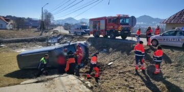 Microbuz răsturnat în afara părții carosabile, pe raza localității Dealu Floreni