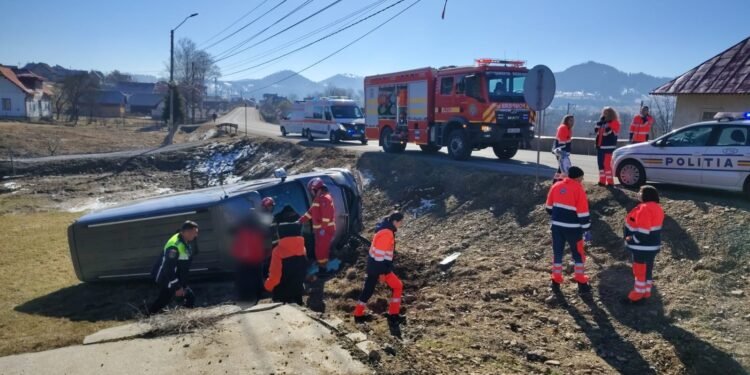 Microbuz răsturnat în afara părții carosabile, pe raza localității Dealu Floreni