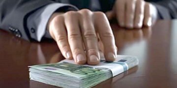 Mită de 120.000 de euro pentru fostul șef al cadastrului de la Primăria Caransebeș