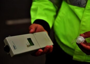 O șoferiță băută din Suceava a sunat la 112 după s-a certat cu un bărbat, apoi a fugit de polițiști