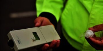 O șoferiță băută din Suceava a sunat la 112 după s-a certat cu un bărbat, apoi a fugit de polițiști