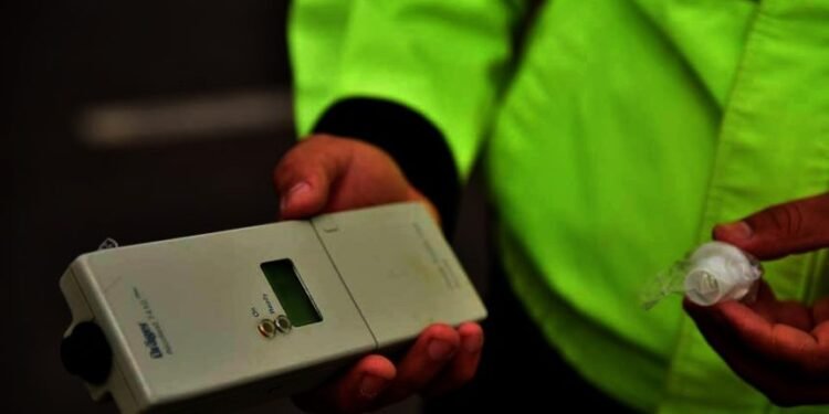 O șoferiță băută din Suceava a sunat la 112 după s-a certat cu un bărbat, apoi a fugit de polițiști