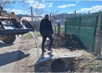 Un primar din Vrancea le returnează localnicilor gunoiul aruncat ilegal: „Dacă nu înțeleg altfel, îl primesc în fața porții”