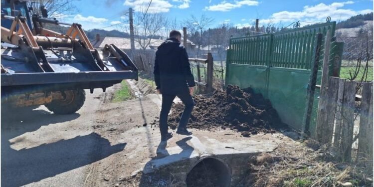 Un primar din Vrancea le returnează localnicilor gunoiul aruncat ilegal: „Dacă nu înțeleg altfel, îl primesc în fața porții”