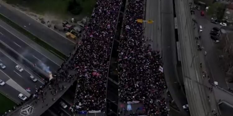 Amplu protest antiguvernamental în Serbia