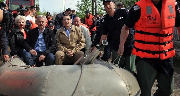 3 morţi şi 3.000 de case inundate în 2014. Victor Ponta, reacţie după ce a recunoscut că a sacrificat sudul ţării pentru a salva Serbia