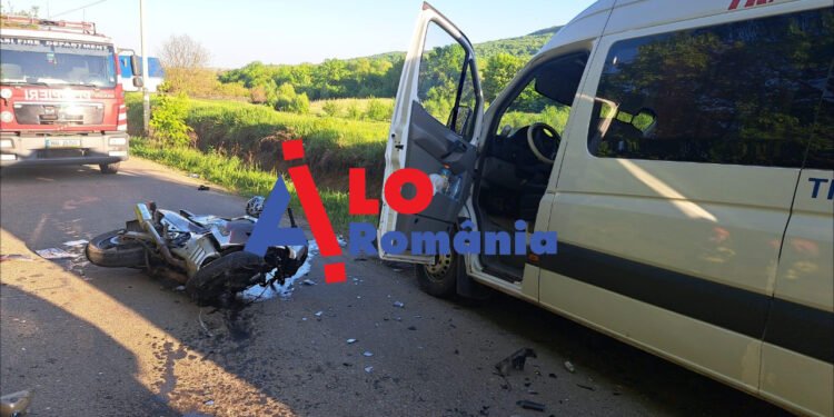 Accident grav în județul Iași. Motociclist rănit în urma unei coliziuni cu un microbuz la Cotnari