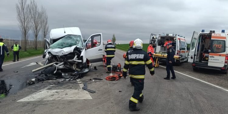 Vrancea: Accident rutier grav cu 7 victime între un autotren și o autoutilitară în comuna Pufești