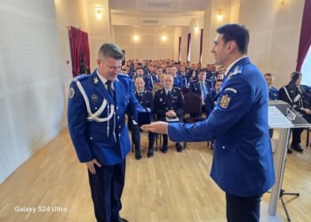 Doi jandarmi din Gruparea Mobilă Bacău, recompensați cu distincții de serviciu de Jandarmeria Română
