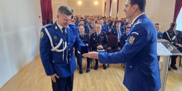 Doi jandarmi din Gruparea Mobilă Bacău, recompensați cu distincții de serviciu de Jandarmeria Română