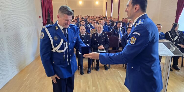 Doi jandarmi din Gruparea Mobilă Bacău, recompensați cu distincții de serviciu de Jandarmeria Română