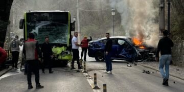 Foto/Video-Accident teribil în Sinaia: Mașină cuprinsă de flăcări după impact cu un autocar plin de pasageri