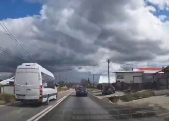 VIDEO-Șoferul microbuzului răsturnat la Pașcani, surprins înainte de accident într-o depășire periculoasă. A evitat la limită un alt impact