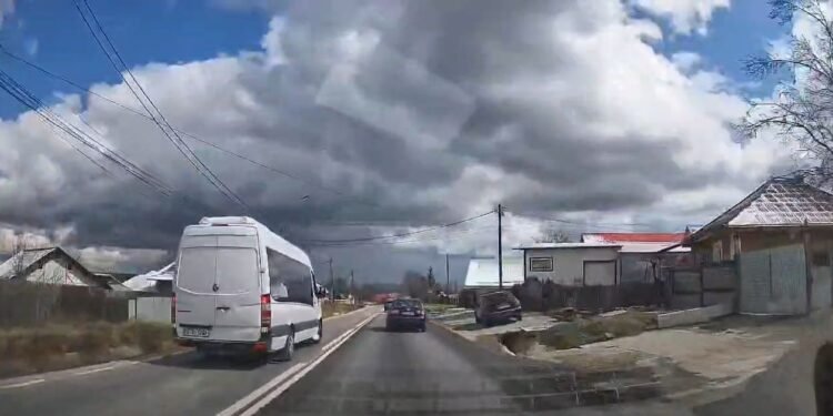 VIDEO-Șoferul microbuzului răsturnat la Pașcani, surprins înainte de accident într-o depășire periculoasă. A evitat la limită un alt impact