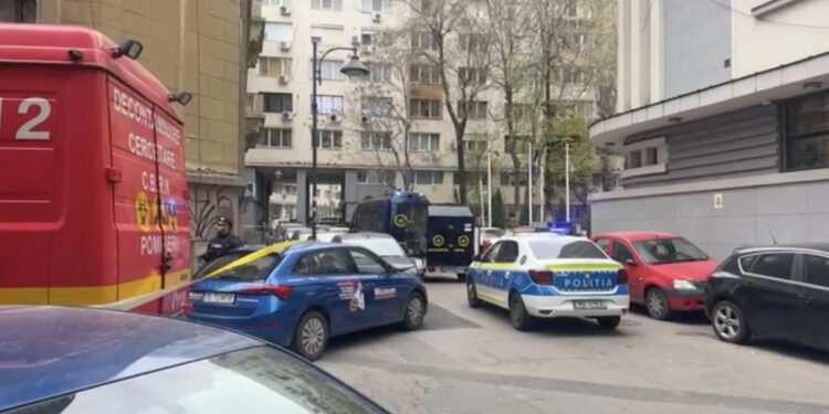 Alertă la patru mari instituții din București, unde a fost primit, prin poștă, un plic cu un praf „alb-rozaliu”