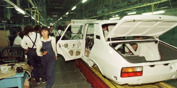 Românii care au depus bani la CEC pentru o Dacie înainte de 1990 primesc acum, după 30 de ani, despăgubiri. Ce sumă încasează