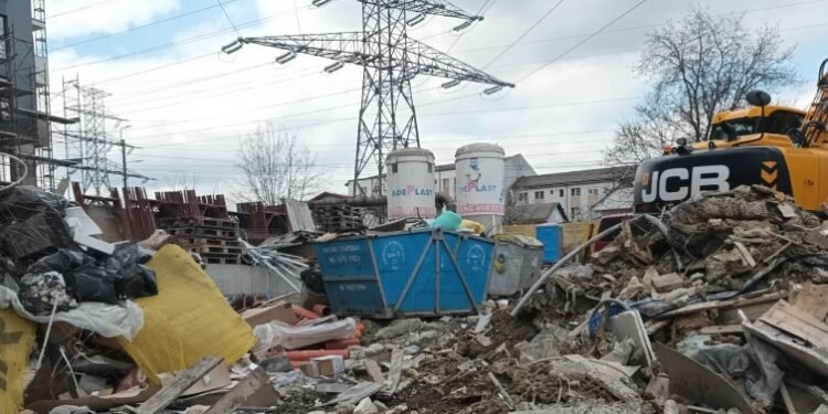 Un dezvoltator imobiliar a fost amendat cu 5.000 de euro de Garda de Mediu Iași pentru depozitarea necorespunzătoare a deșeurilor