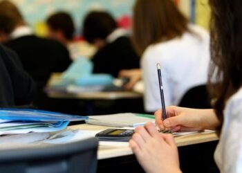Elevii învață ca niște roboți. Școala românească îi pregătește pentru examene, nu pentru viață