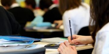 Elevii învață ca niște roboți. Școala românească îi pregătește pentru examene, nu pentru viață