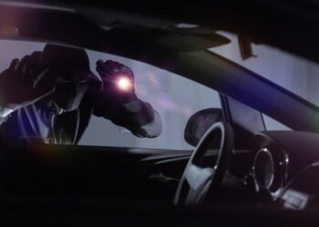 Bancherul din parcare: fura carduri, făcea shopping și vindea „dividende” în pachete de țigări