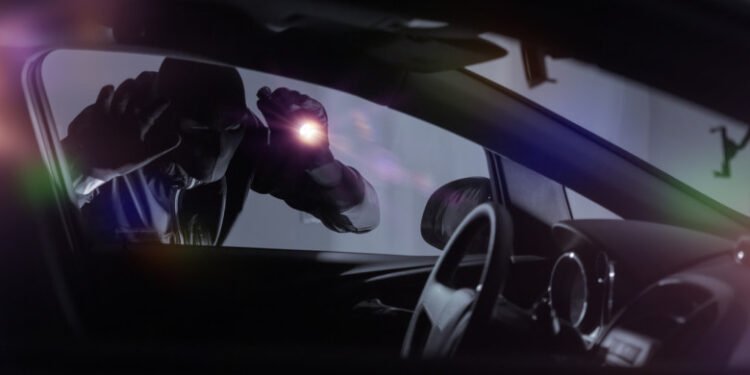 Bancherul din parcare: fura carduri, făcea shopping și vindea „dividende” în pachete de țigări