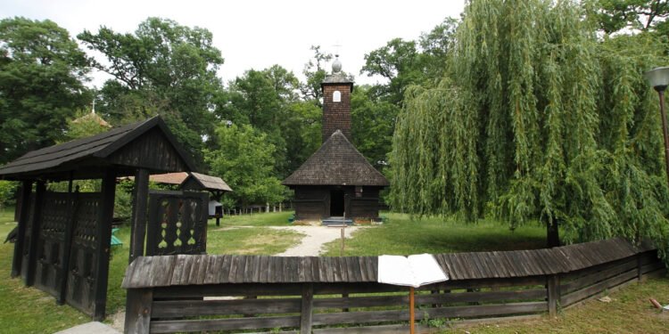 Muzeul Satului Bănăţean se redeschide publicului după incendiul de la biserică