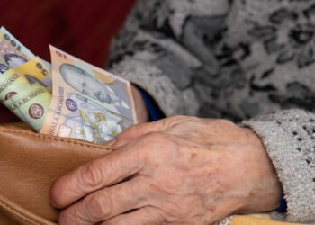 Anunț important pentru seniorii care încasează pensiile vineri pe card: Când trebuie să meargă la bancomat