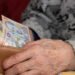 Anunț important pentru seniorii care încasează pensiile vineri pe card: Când trebuie să meargă la bancomat