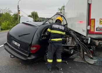 FOTO-Accident rutier în Sculeni: Patru persoane rănite după ce un autoturism a intrat într-un TIR parcat