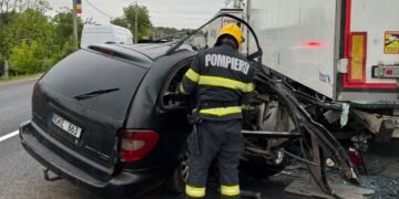 FOTO-Accident rutier în Sculeni: Patru persoane rănite după ce un autoturism a intrat într-un TIR parcat