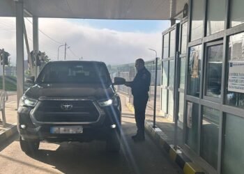 Tânără de 21 de ani, prinsă în Botoşani la volanul unei maşini furate din Italia