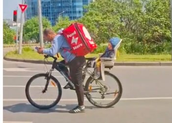Video: Imaginea care a făcut înconjurul internetului. Final neașteptat pentru tatăl livrator cu copilul