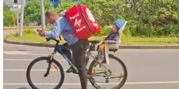 Video: Imaginea care a făcut înconjurul internetului. Final neașteptat pentru tatăl livrator cu copilul