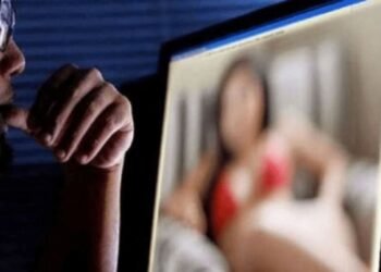 Fost polițist, arestat pentru șantaj: și-a amenințat fosta iubită, mai în vârstă cu 21 de ani, că publică poze intime