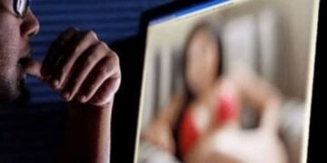 Fost polițist, arestat pentru șantaj: și-a amenințat fosta iubită, mai în vârstă cu 21 de ani, că publică poze intime