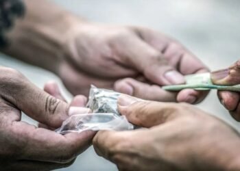 „Bunica Escobar” – Bătrână de 82 de ani, prinsă cu cocaină ambalată ca-n manualul de dealer modern