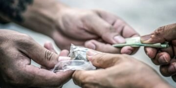 „Bunica Escobar” – Bătrână de 82 de ani, prinsă cu cocaină ambalată ca-n manualul de dealer modern