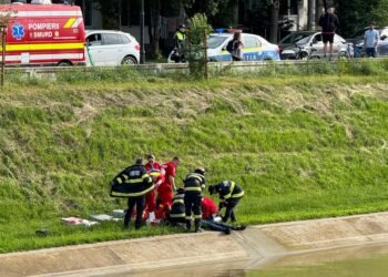 FOTO/VIDEO-Două adolescente, căzute în râul Bahlui, în zona Facultății Politehnice din Iași . Una este în stare critică, cealaltă în șoc