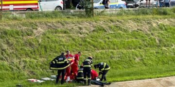 FOTO/VIDEO-Două adolescente, căzute în râul Bahlui, în zona Facultății Politehnice din Iași . Una este în stare critică, cealaltă în șoc